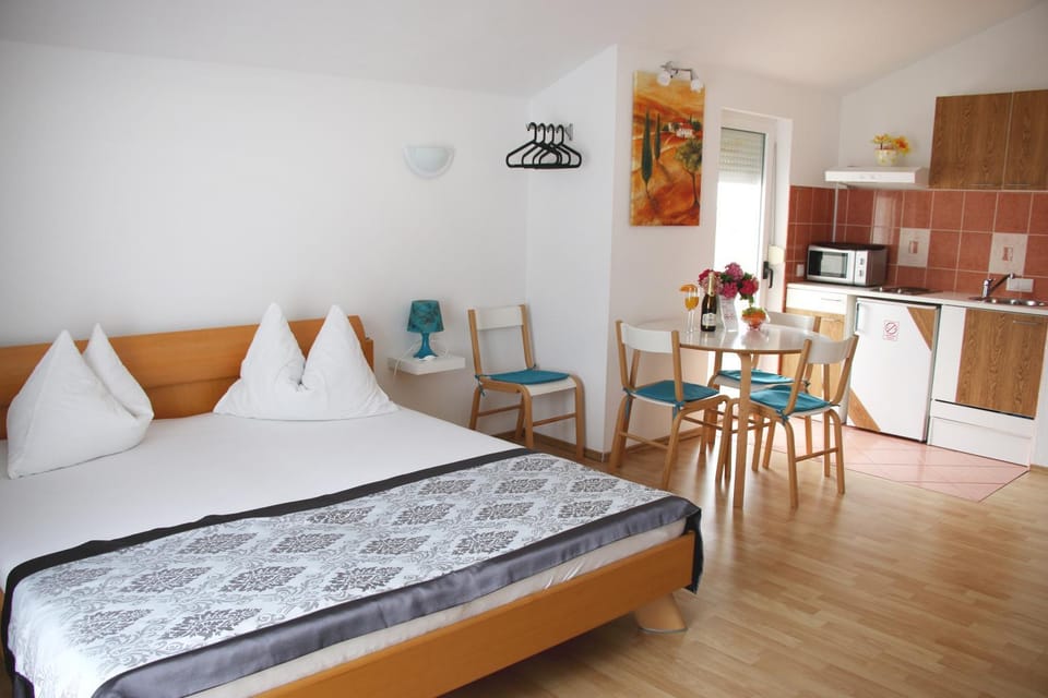 Bed, Balcony/Terrace, Kitchen or kitchenette, Dining area, Bedroom, Food, Food