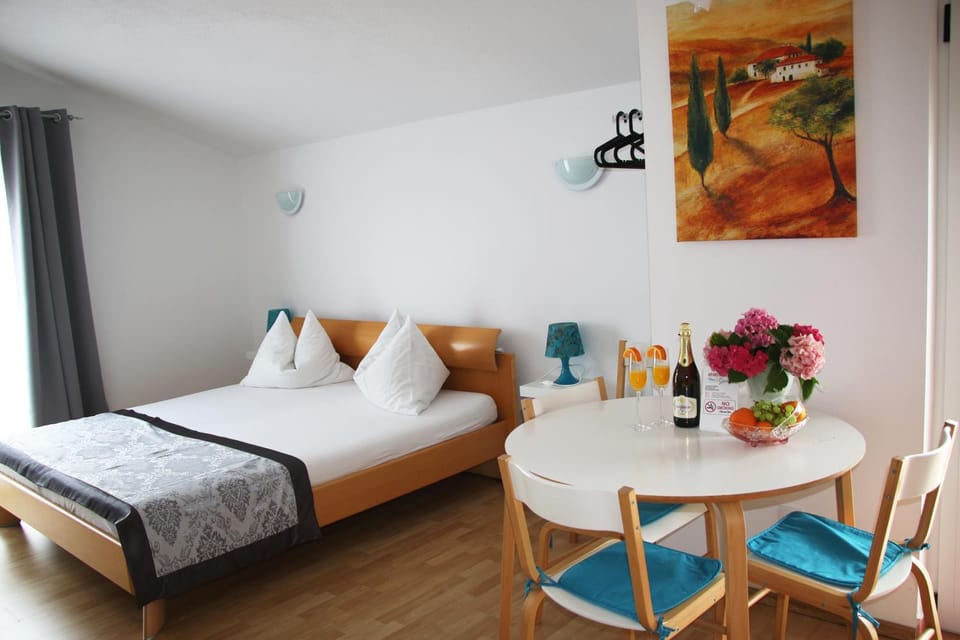 Bed, Kitchen or kitchenette, Dining area, Bedroom