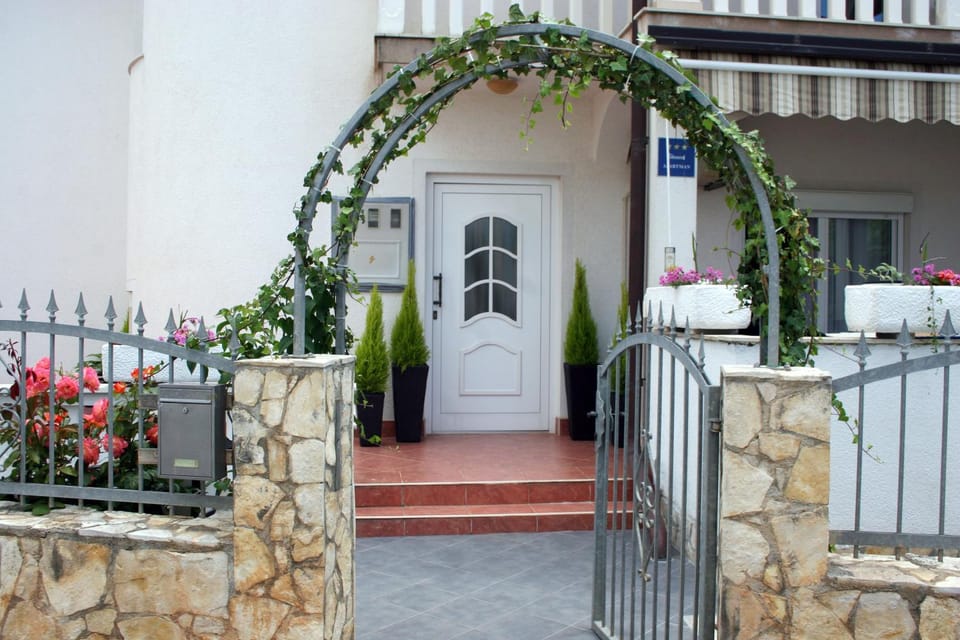 Facade/entrance, Balcony/Terrace