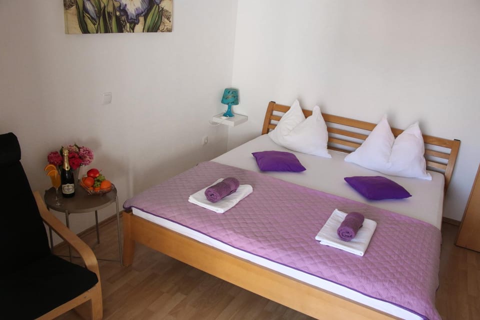 Bed, TV and multimedia, Bedroom