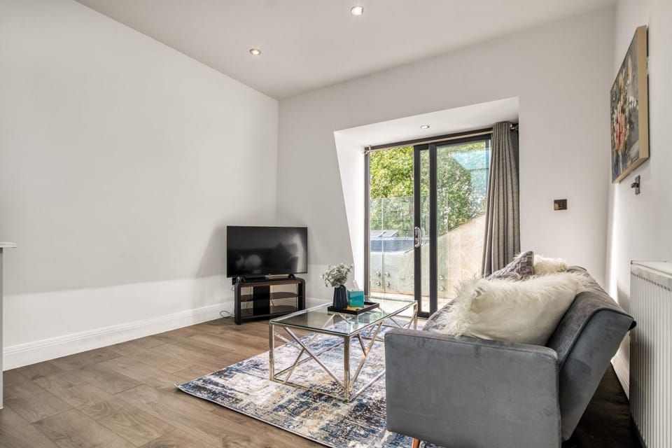 Communal lounge/ TV room, TV and multimedia, Living room, Seating area, Evening entertainment