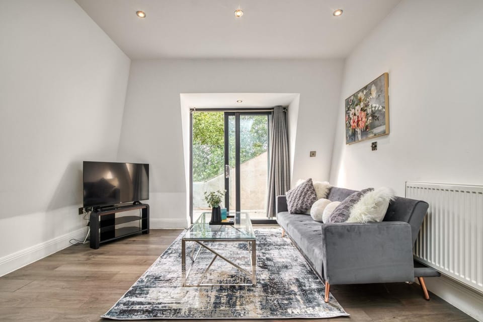 Communal lounge/ TV room, TV and multimedia, Living room, Seating area, Evening entertainment