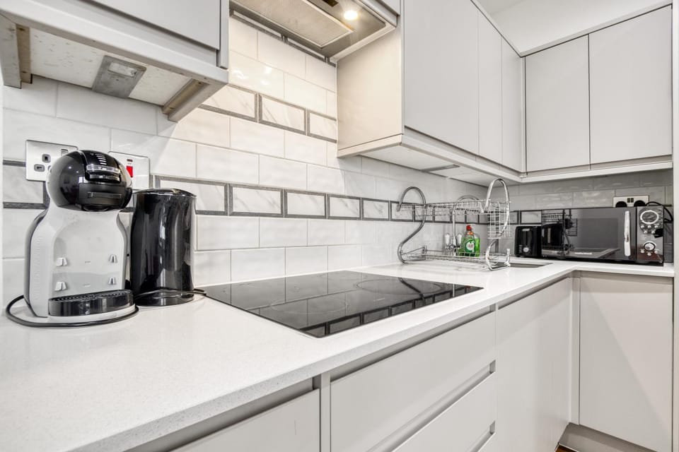 Coffee/tea facilities, Kitchen or kitchenette, stove, toaster
