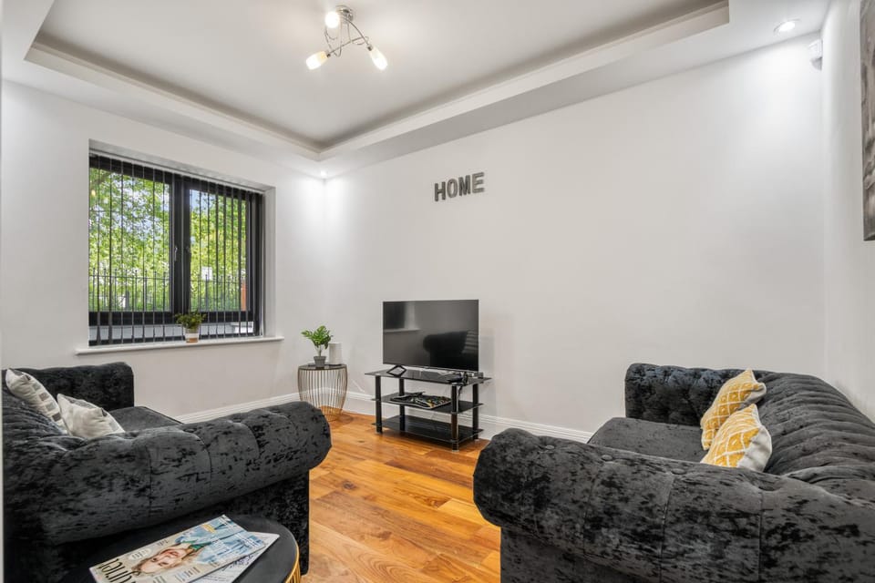 Communal lounge/ TV room, TV and multimedia, Living room, Seating area, Evening entertainment