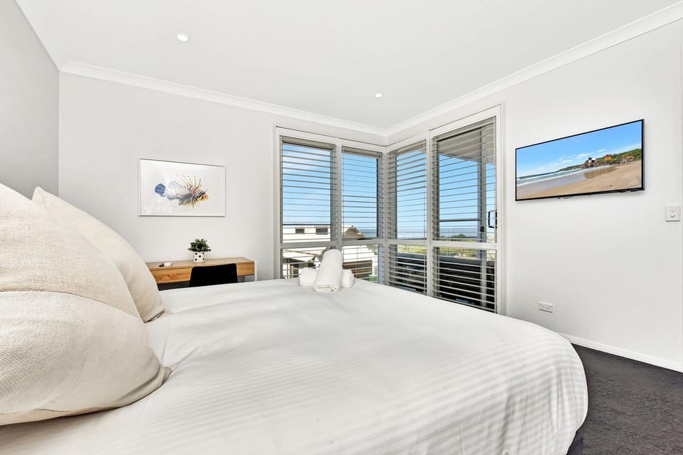 Bombora Beach House at Caves Beach Villa in Swansea