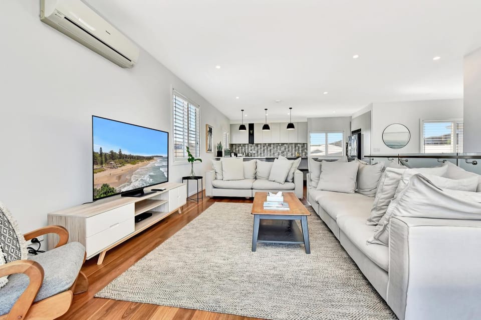 Bombora Beach House at Caves Beach Villa in Swansea
