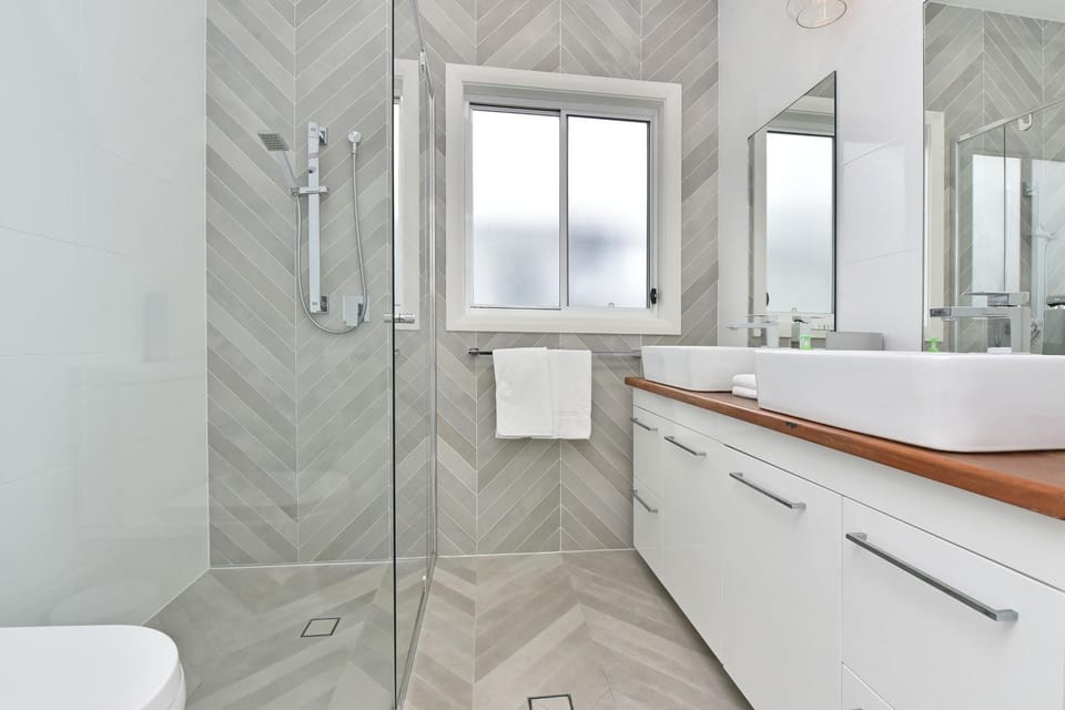 Bombora Beach House at Caves Beach Villa in Swansea