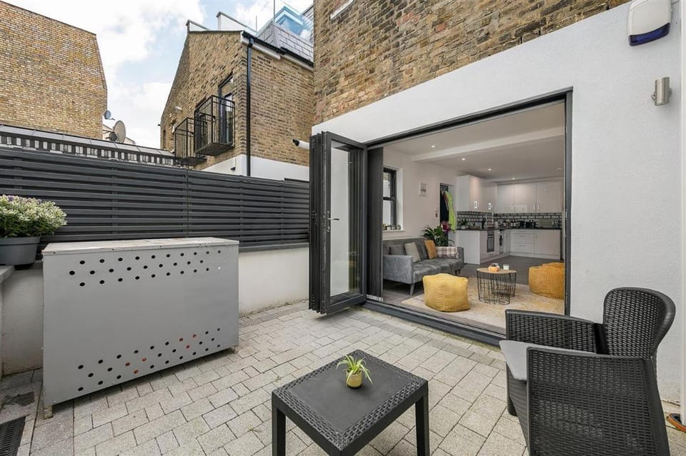 Property building, Patio, Balcony/Terrace, Kitchen or kitchenette, Living room, Seating area, Dining area