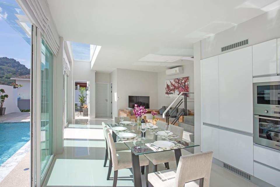 Kitchen or kitchenette, Dining area, Swimming pool