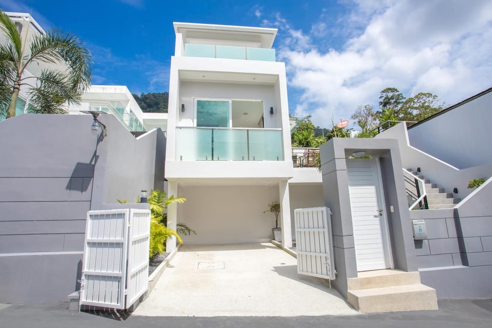 Property building, Day, Balcony/Terrace