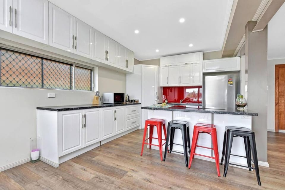 Kitchen or kitchenette, Dining area, minibar, oven, stove, toaster