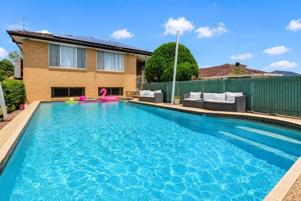 Property building, Patio, Day, On site, Pool view, Swimming pool, Location, sunbed