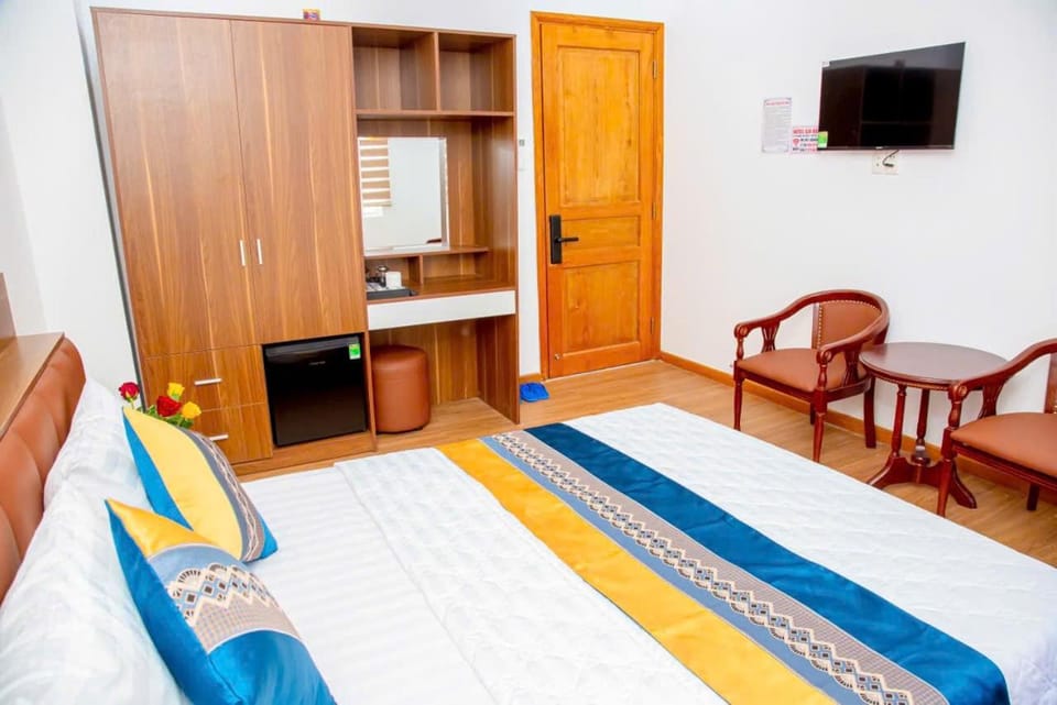Bed, Photo of the whole room, Seating area, wardrobe