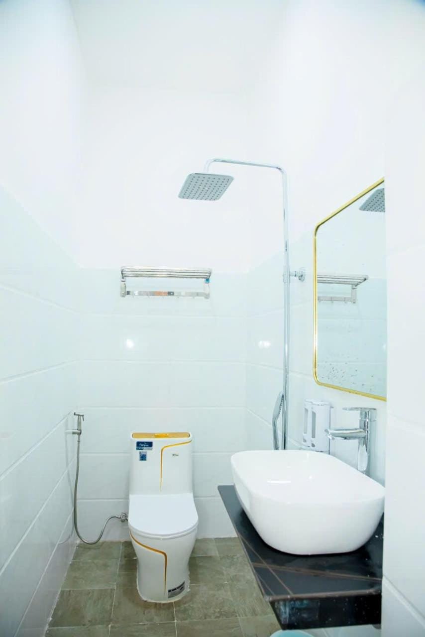 Shower, Toilet