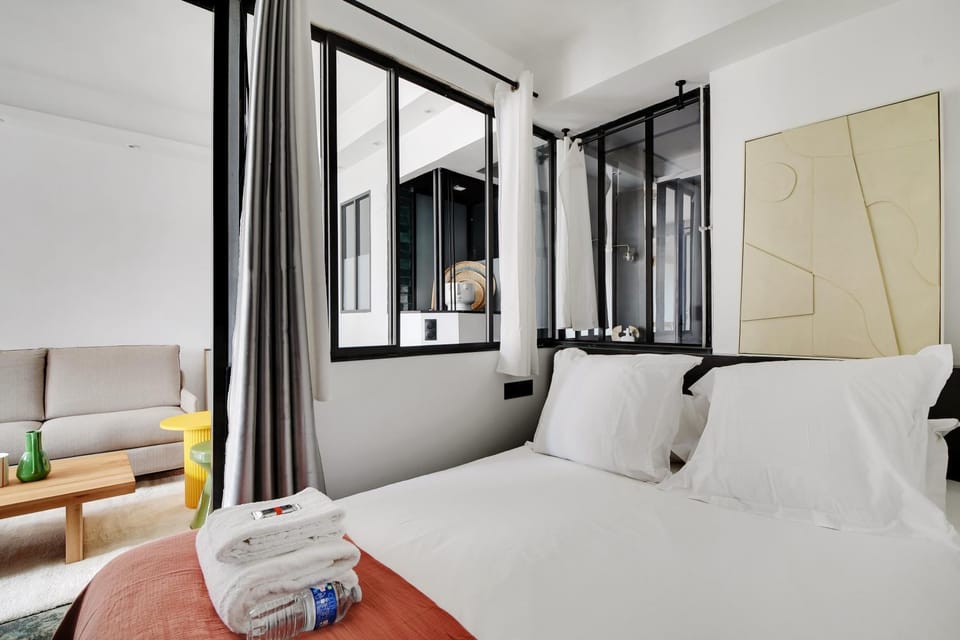 Seating area, Bedroom, towels