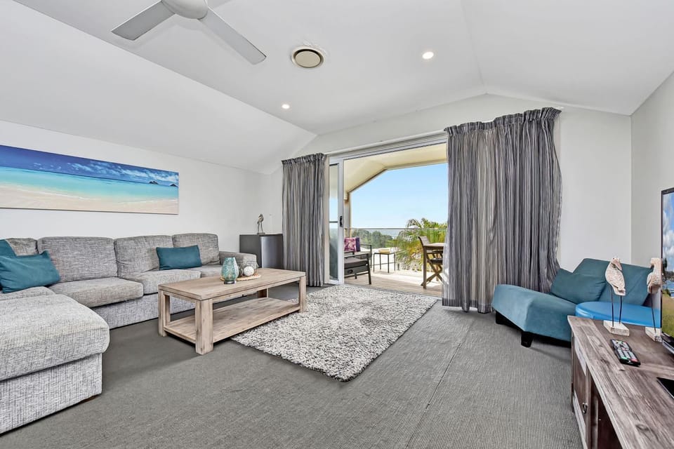 Whale Tales at Caves Beach Villas Villa in Swansea