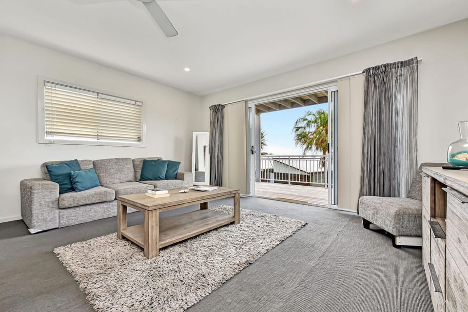 Whale Tales at Caves Beach Villas Villa in Swansea
