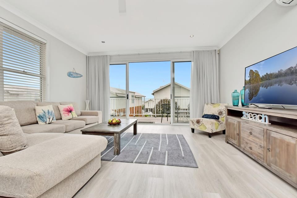Ahoy Villa at Caves Beach Villas Villa in Swansea