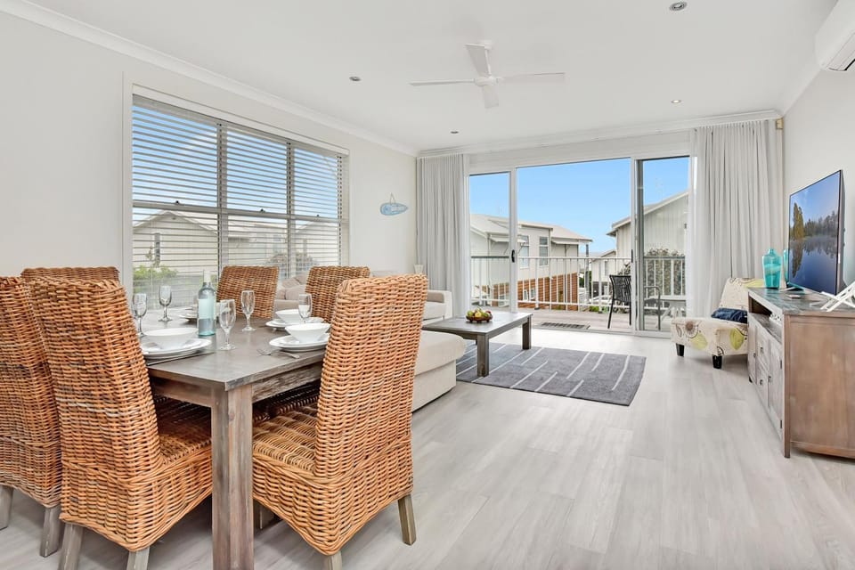 Ahoy Villa at Caves Beach Villas Villa in Swansea