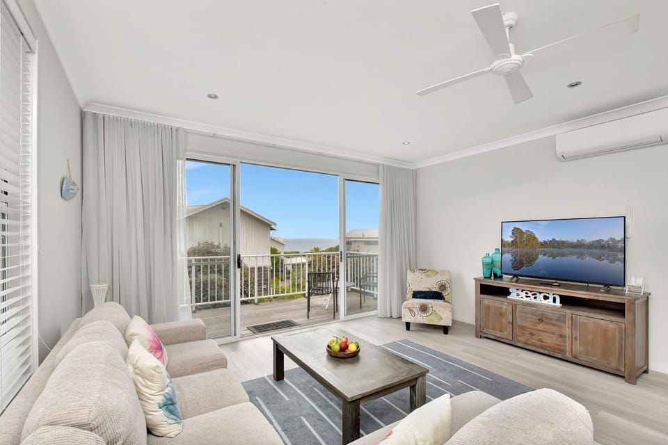 Ahoy Villa at Caves Beach Villas Villa in Swansea