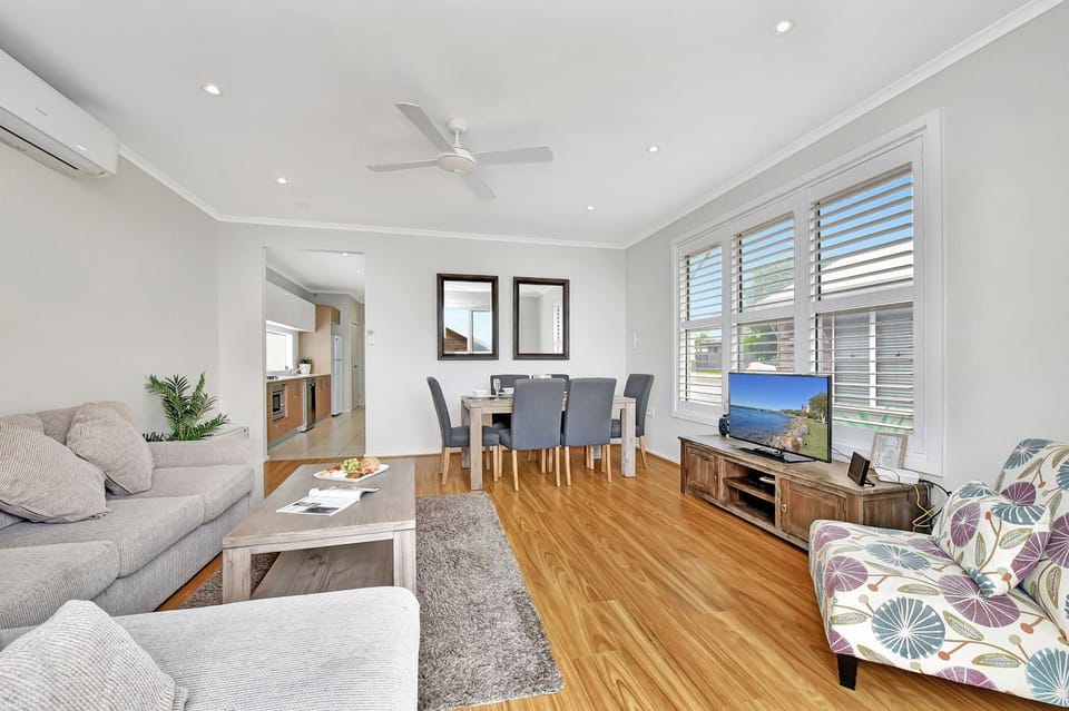 Coastal Breeze at Caves Beach Villas Villa in Swansea