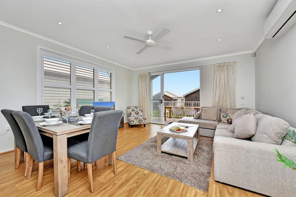 Coastal Breeze at Caves Beach Villas Villa in Swansea