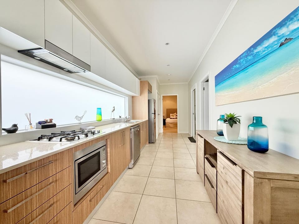 Coastal Breeze at Caves Beach Villas Villa in Swansea