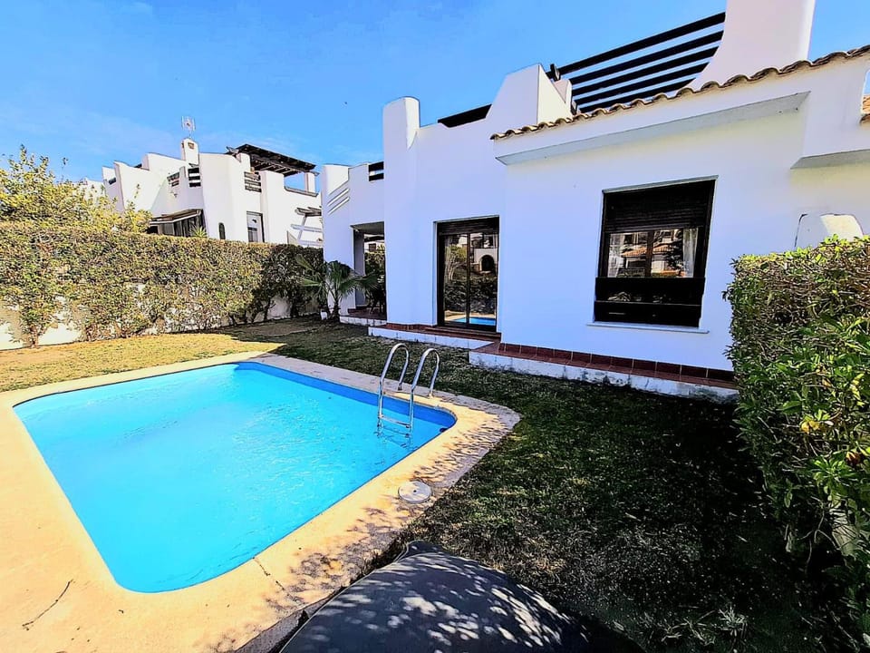 Property building, Garden, Garden, Garden view, Pool view, Swimming pool, sunbed