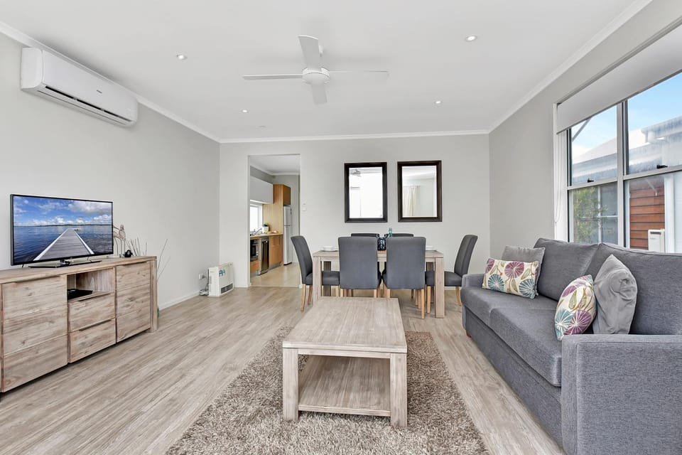 Beach Escape at Caves Beach Villas Villa in Swansea