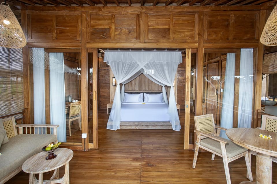 Bed, Photo of the whole room, Seating area, Bedroom