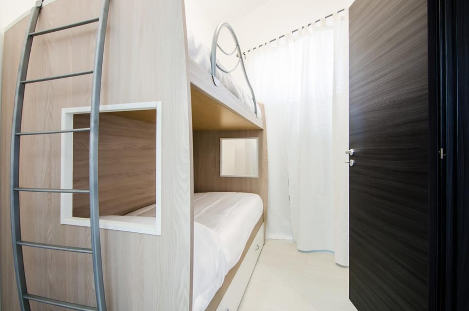 Bedroom, bunk bed