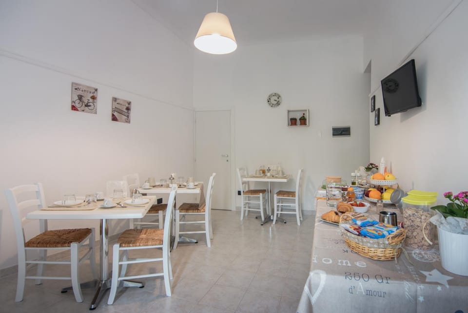 Communal lounge/ TV room, Coffee/tea facilities, Living room, Lounge or bar, Food and drinks, Food and drinks, Food, Italian breakfast, Drinks