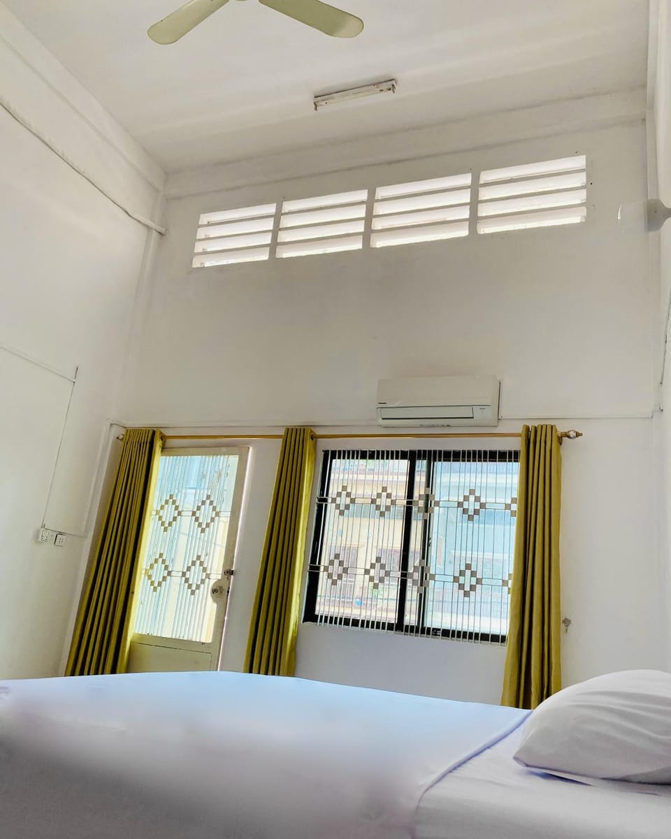 Bed, Bedroom, air conditioner
