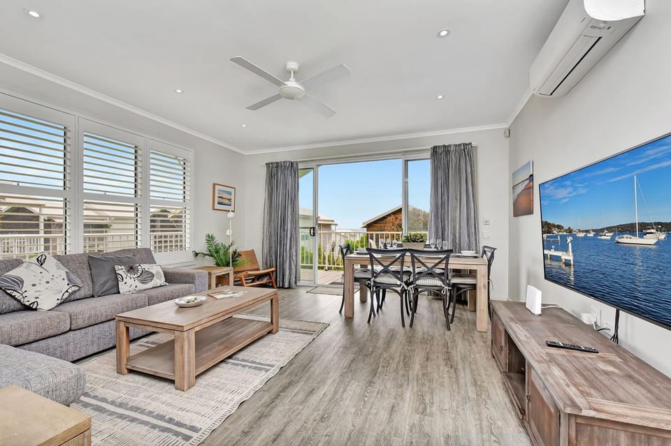 Azure Tides at Caves Beach Villas Villa in Swansea