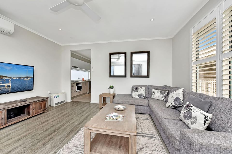Azure Tides at Caves Beach Villas Villa in Swansea