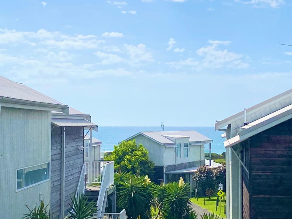 Azure Tides at Caves Beach Villas Villa in Swansea