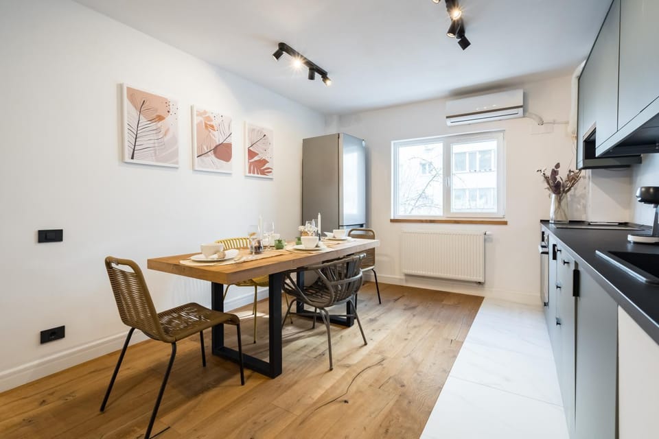 Kitchen or kitchenette, Dining area, stove, air conditioner