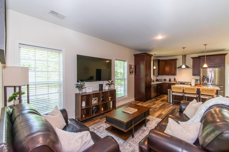 Lakeside Villa Retreat 5-Bedroom Oasis with 6 TVs 3-Acres of Waterfront Fishing & Canoe Adventures House in Augusta