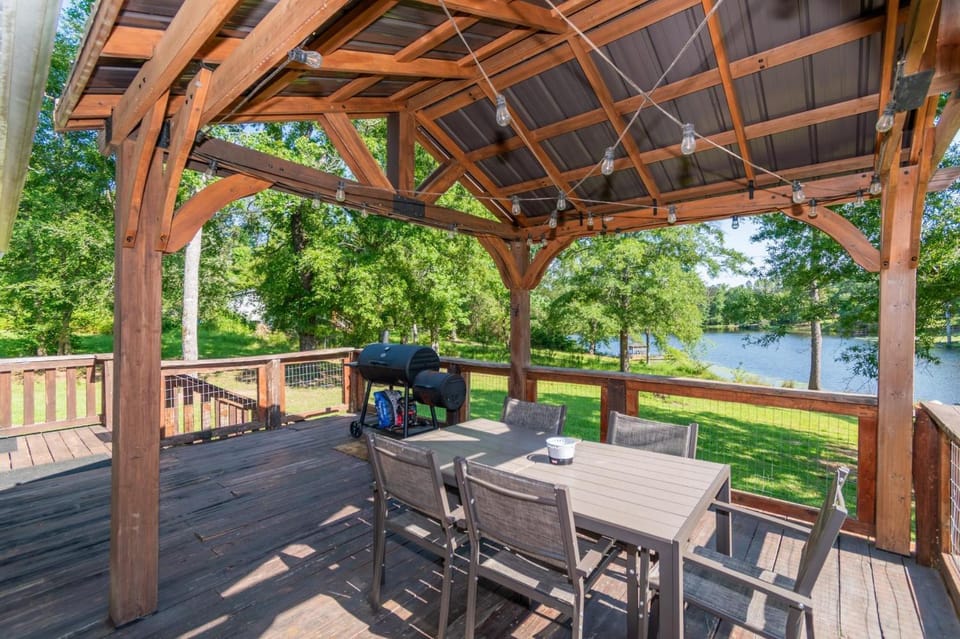 Lakeside Villa Retreat 5-Bedroom Oasis with 6 TVs 3-Acres of Waterfront Fishing & Canoe Adventures House in Augusta
