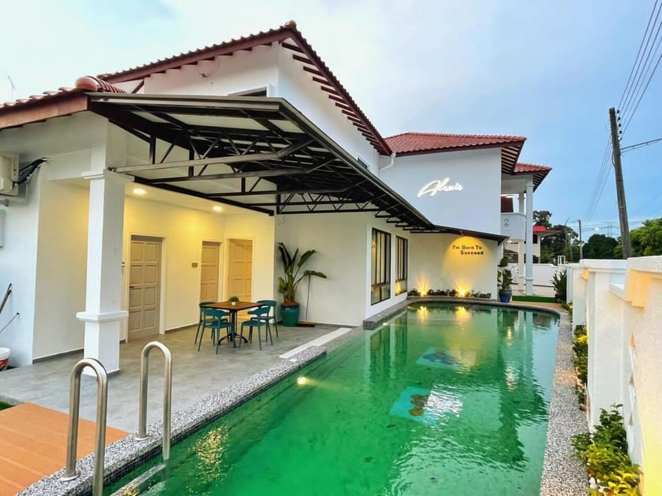 Property building, Day, Pool view, Swimming pool, Swimming pool