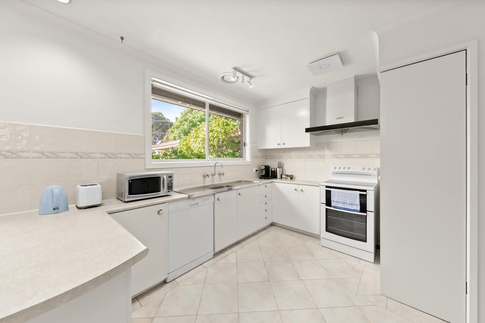 Lovely 4 Bedroom House in Seaford House in Melbourne