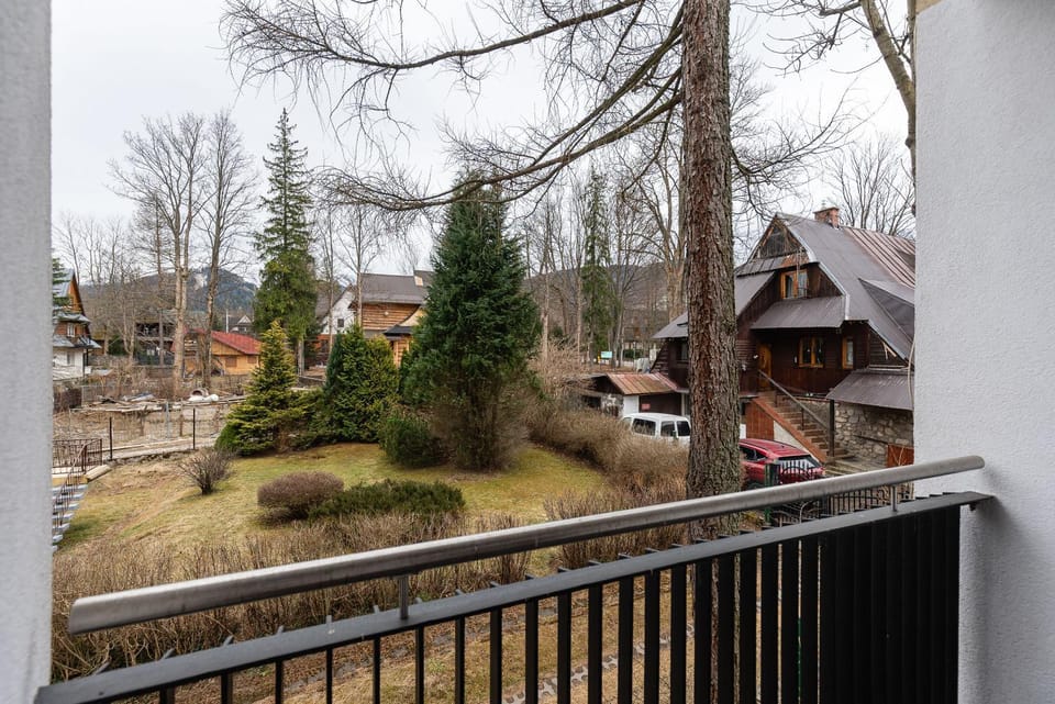 Neighbourhood, Balcony/Terrace