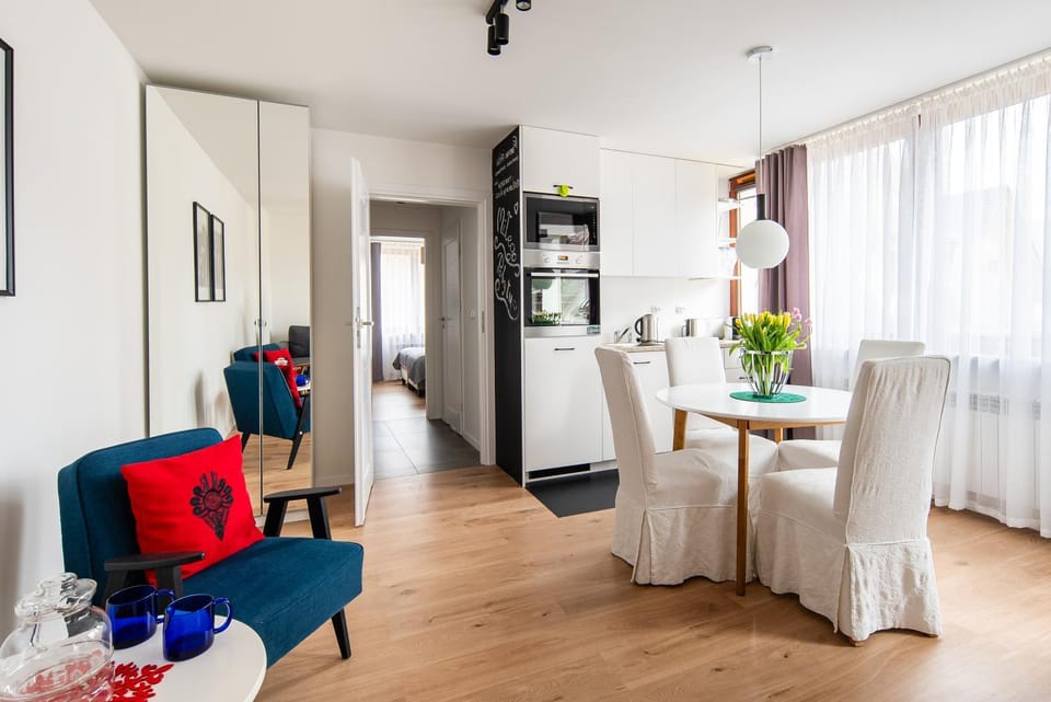 Kitchen or kitchenette, Living room, Seating area, Dining area