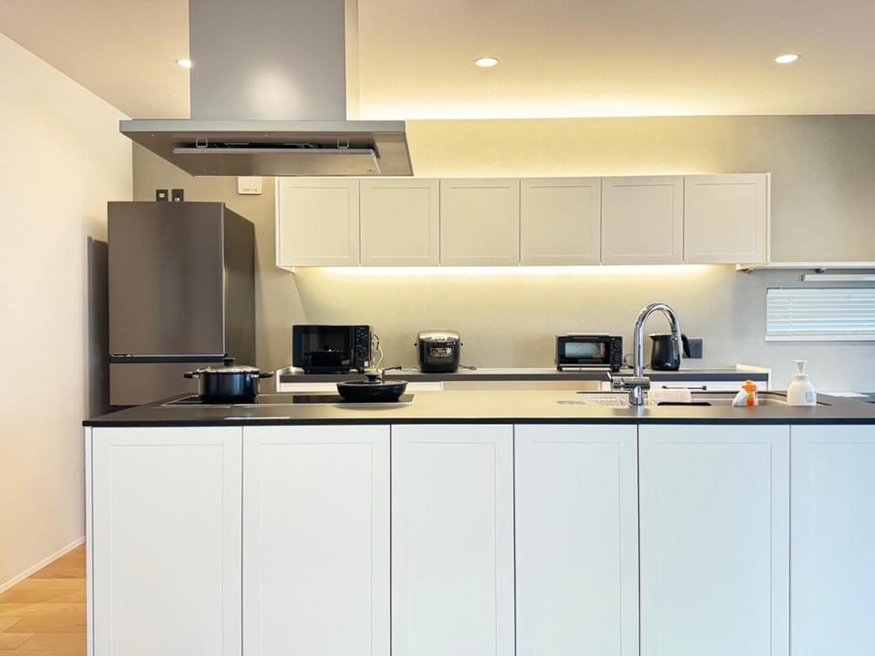 Coffee/tea facilities, Kitchen or kitchenette, stove