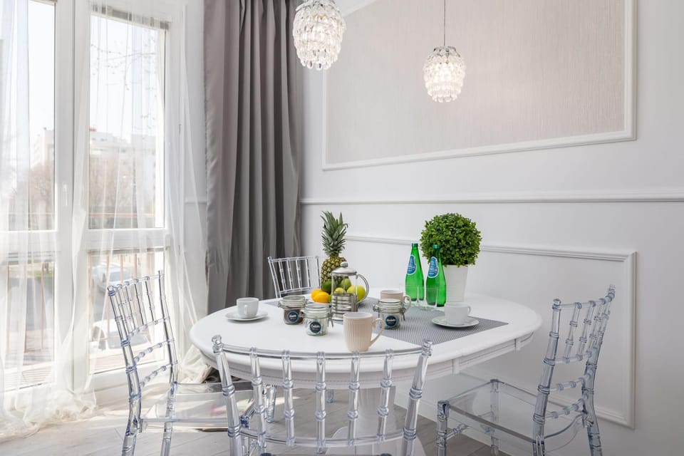 Living room, Food and drinks, Seating area, Dining area