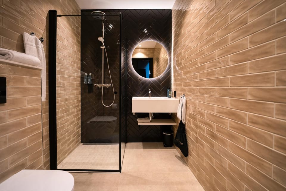 Shower, Bathroom, Bedroom, towels