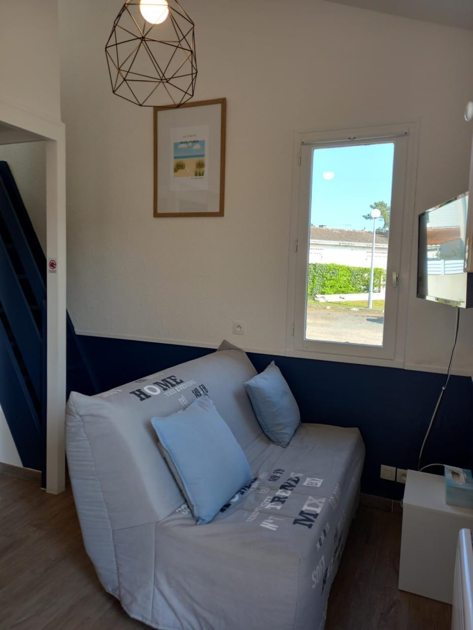 Bed, TV and multimedia, Living room