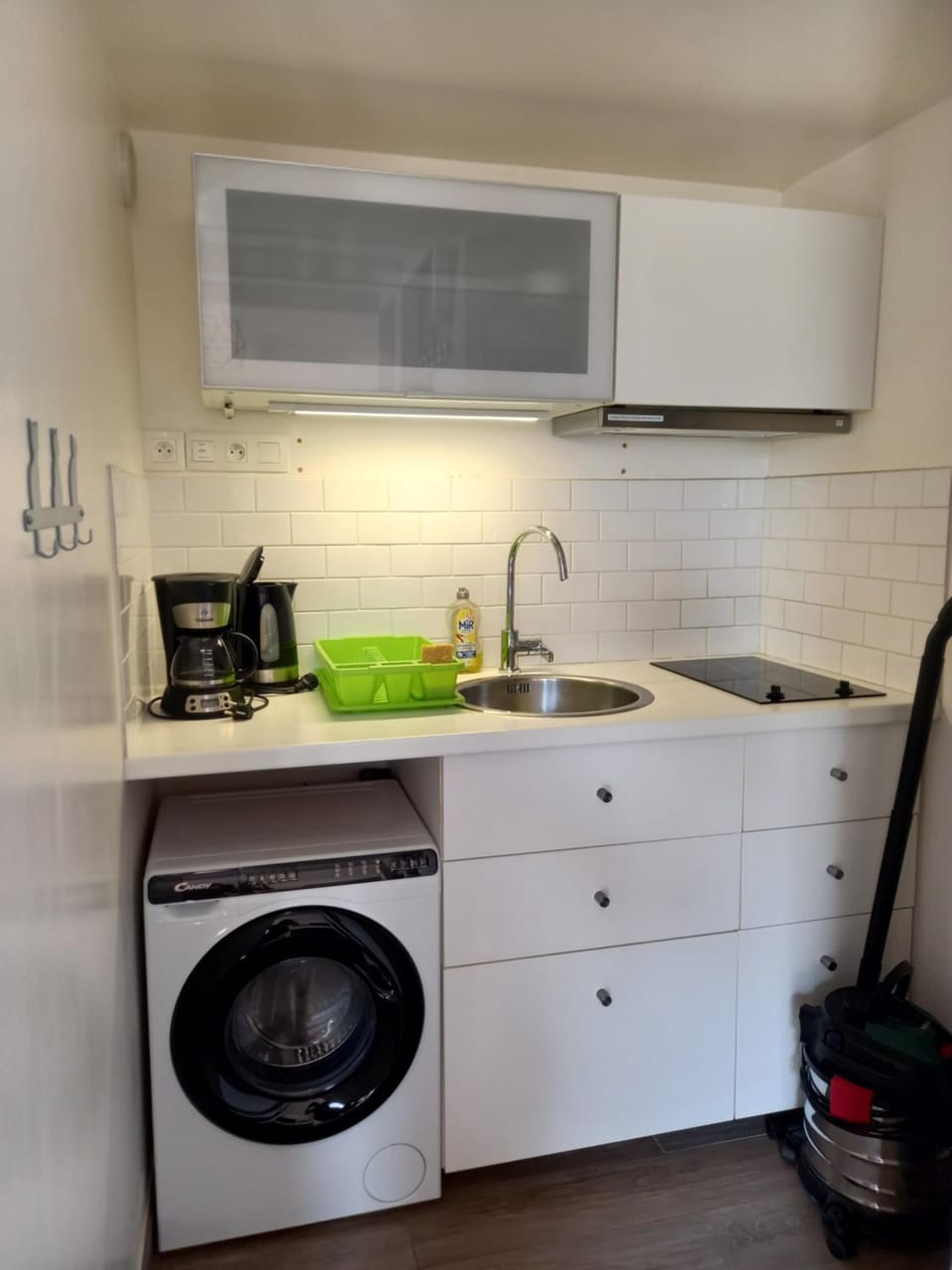 Coffee/tea facilities, Kitchen or kitchenette, stove, washing machine