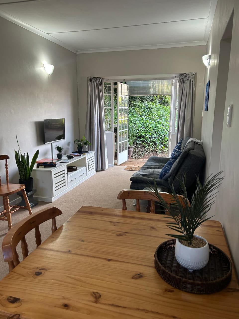TV and multimedia, Living room, Seating area, Evening entertainment