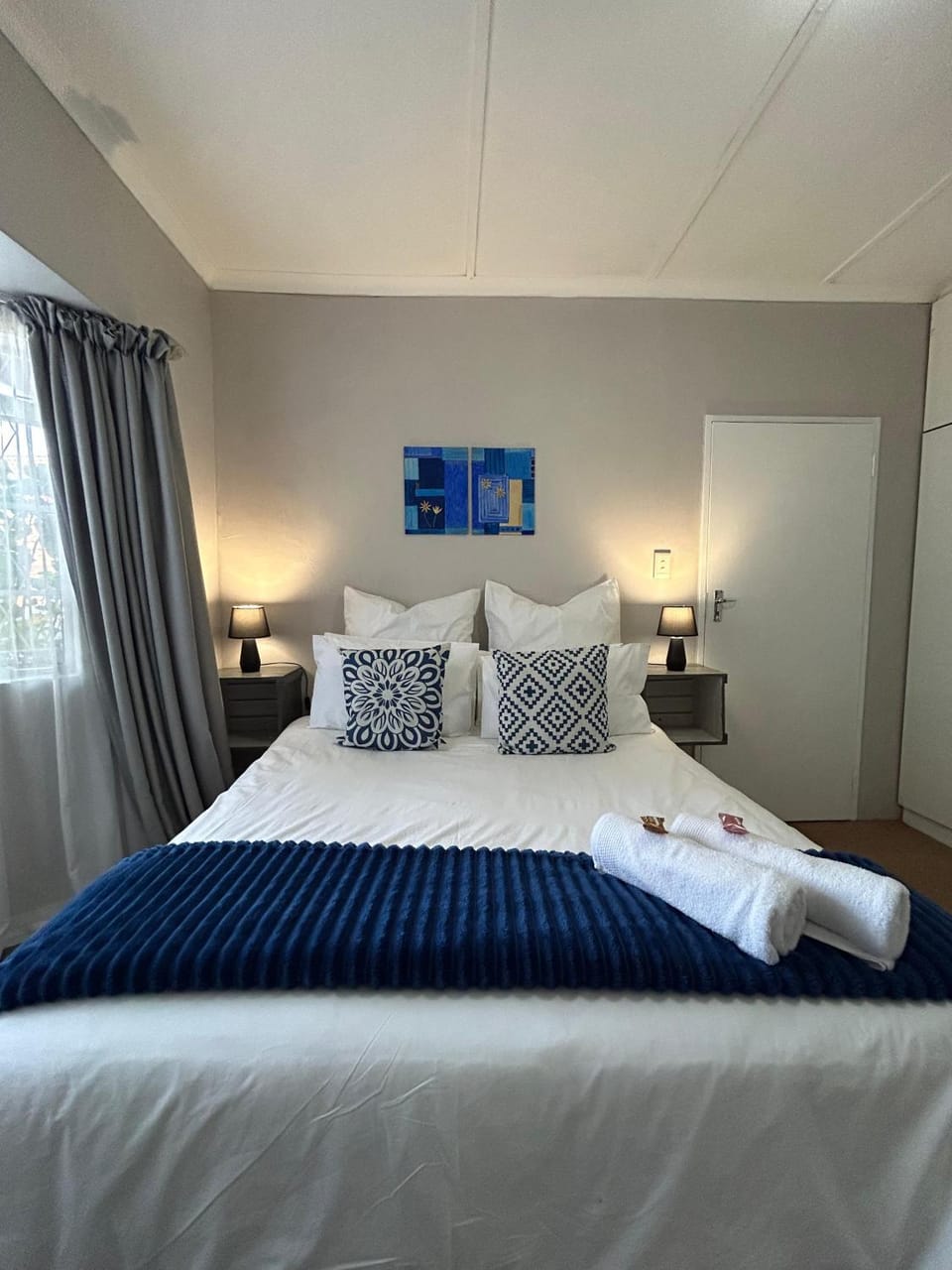 Bed, Bedroom, towels